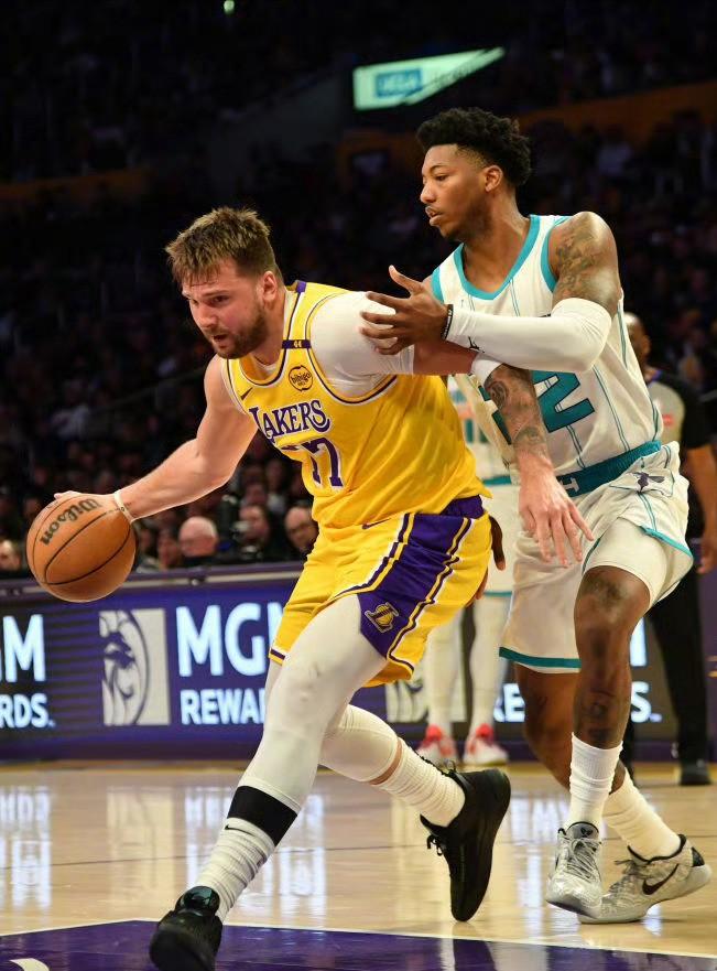 东契奇三巨头联手，威少得分突破，独行侠冲击季后赛！