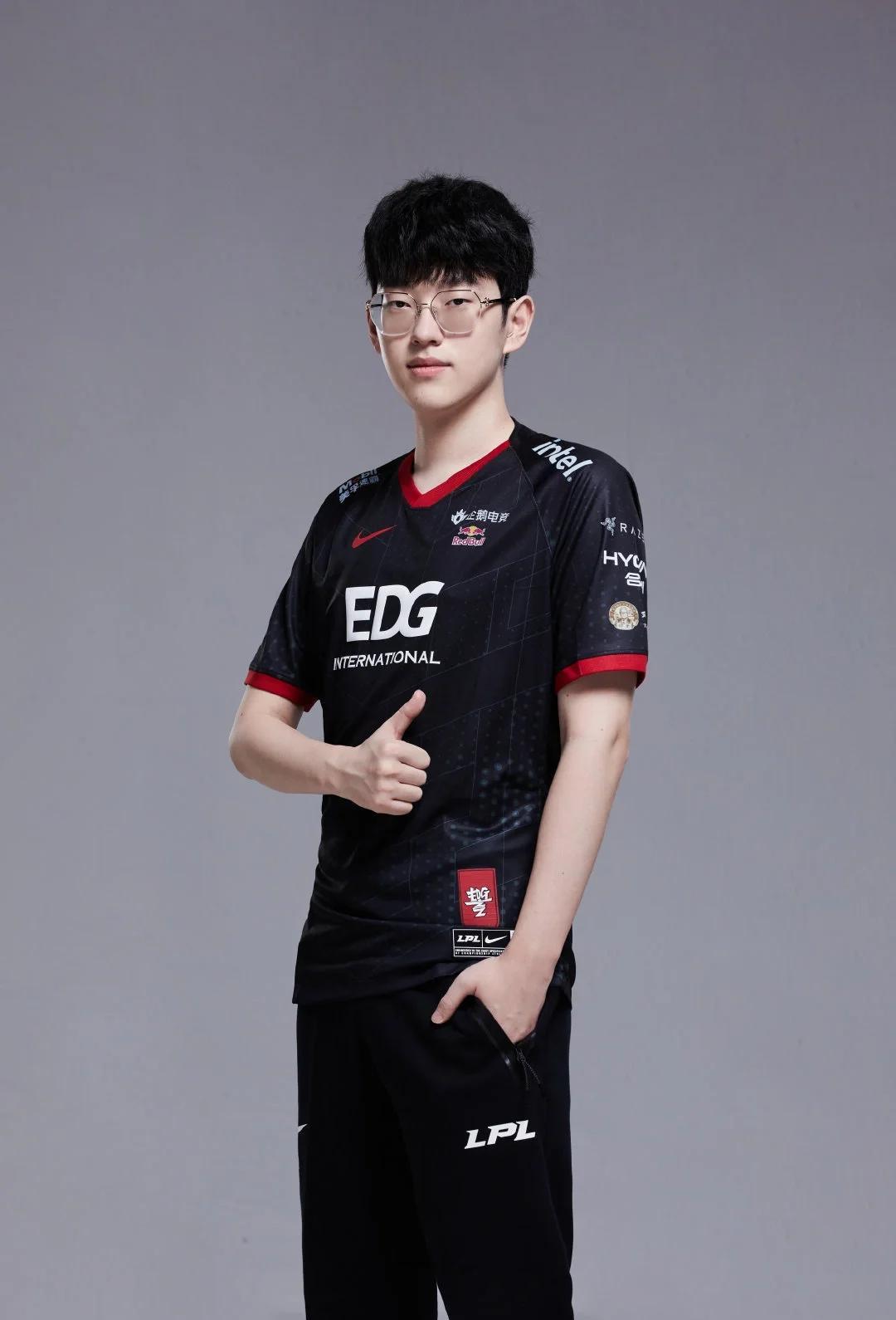 包含Scout连续十二场比赛得分超过大胜，篮网挑战极限！的词条